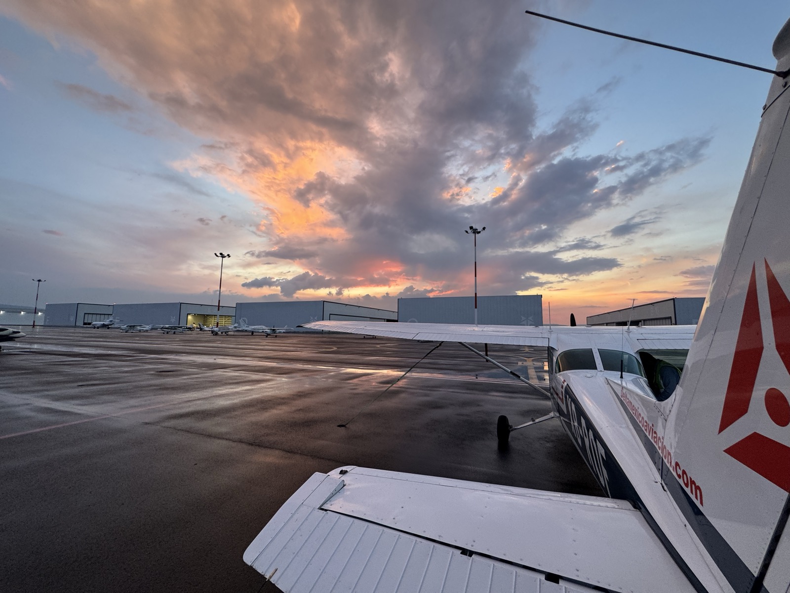 Aeronave al atardecer en Guadalajara